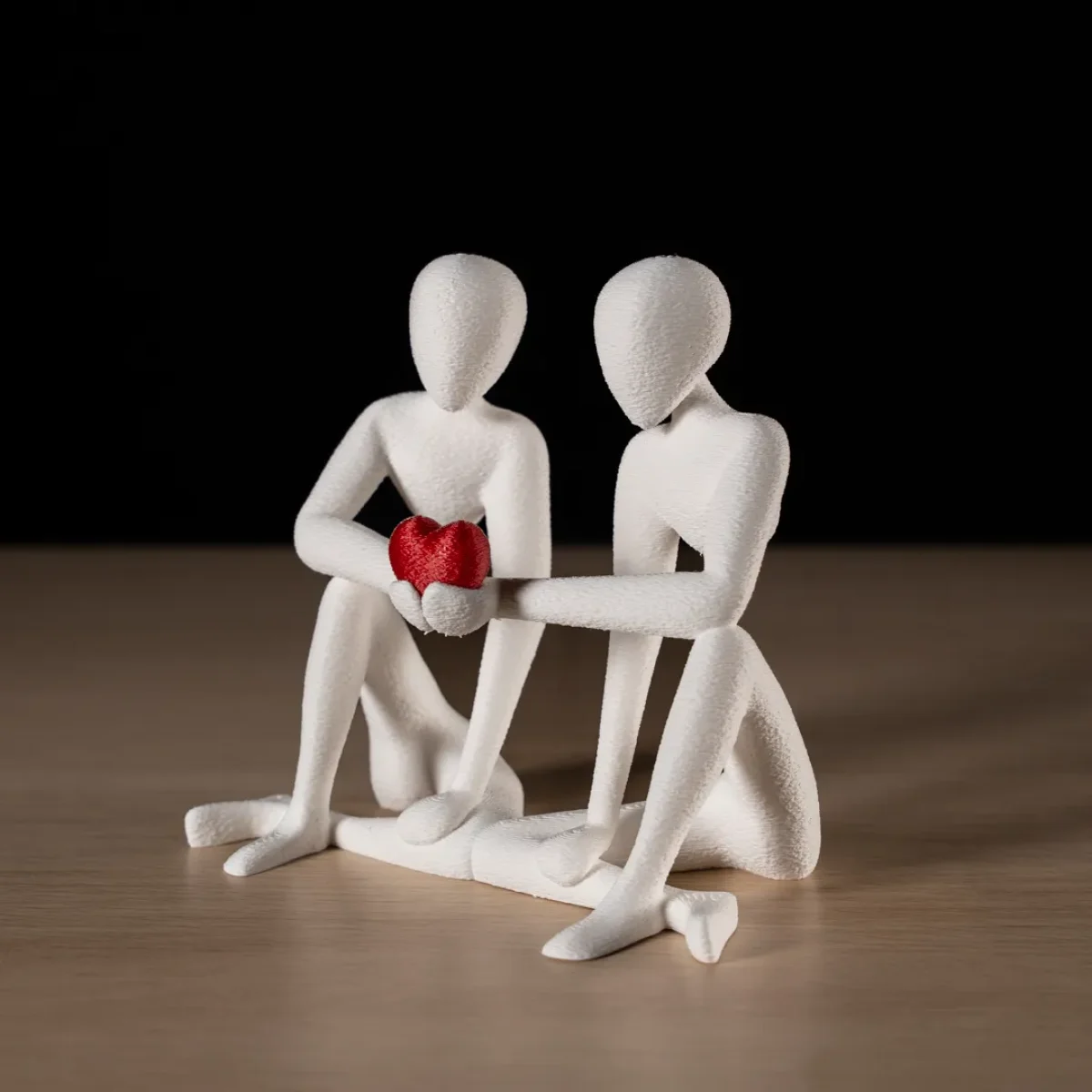 3D-gedrucktes Figurenpaar hält gemeinsam ein Herz – Symbol für Gemeinschaft, ideal für Gemeinden und Marketing