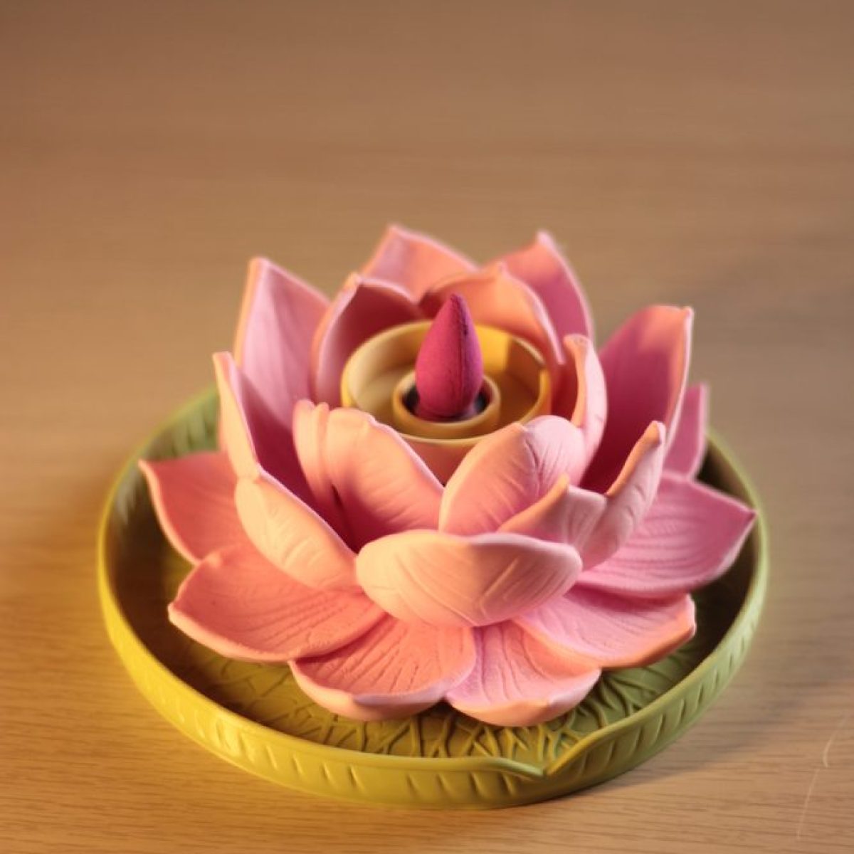 3D-gedruckter Räucherstäbchenhalter in Form einer Lotusblüte – Dekoration für Wellness und Tourismus