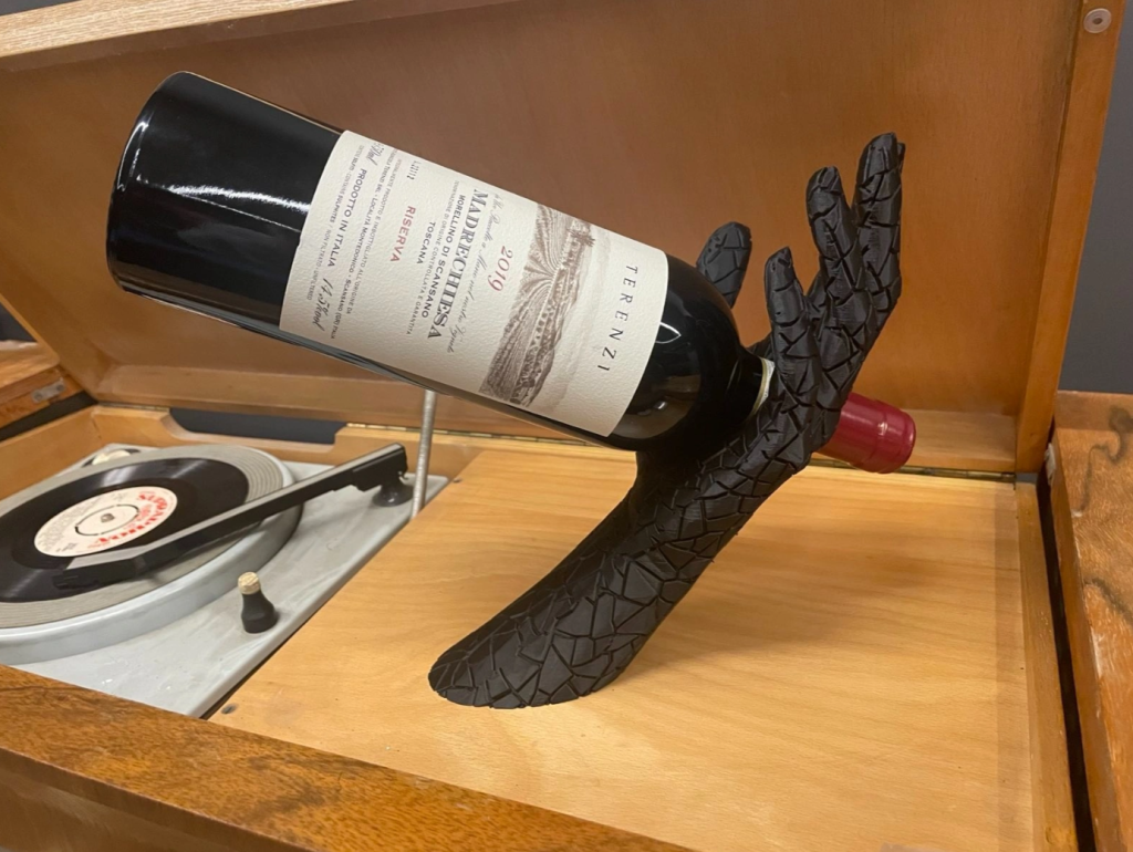 3D-gedruckter Weinflaschenhalter in Drachenklauen-Optik – individuelles Design für Weingüter im Burgenland