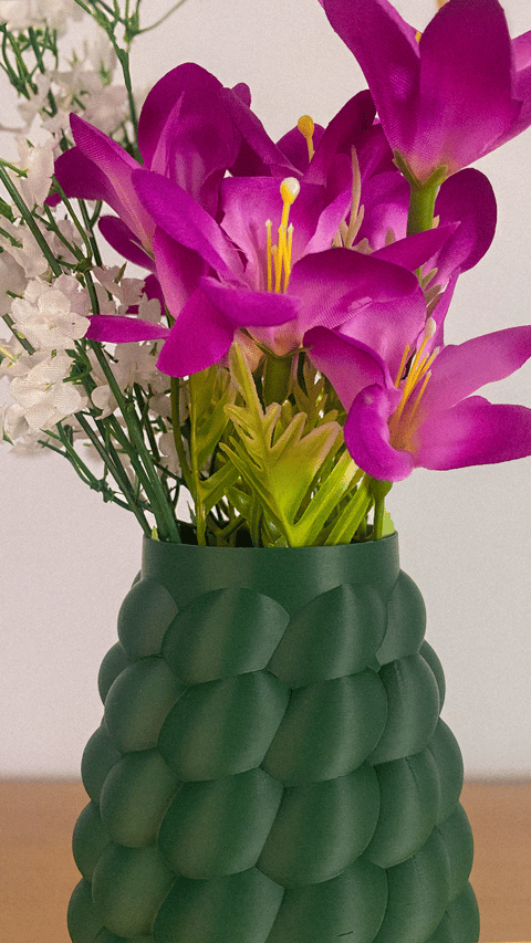 Blumenvase mit organischer, schuppenartiger Struktur für Trocken- oder Kunstblumen, PrintHero