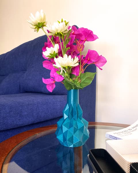 Blumenvase mit facettierter Low-Poly-Struktur, PrintHero