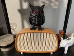 Crimson Watcher Eule