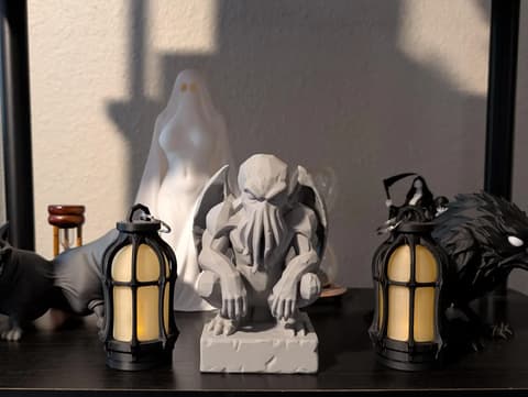 Detailreiche Cthulhu-Statue mit gefalteten Flügeln und Tentakeln auf Steinsockel, PrintHero
