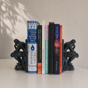Buchstützen-Paar in Form einer sitzenden, nachdenklichen Figur, PrintHero