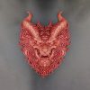 Detailreiche Wandmaske eines gehörnten Drachen mit flammenartiger Mähne, PrintHero