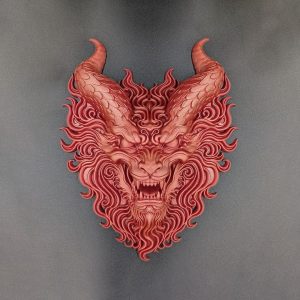 Detailreiche Wandmaske eines gehörnten Drachen mit flammenartiger Mähne, PrintHero