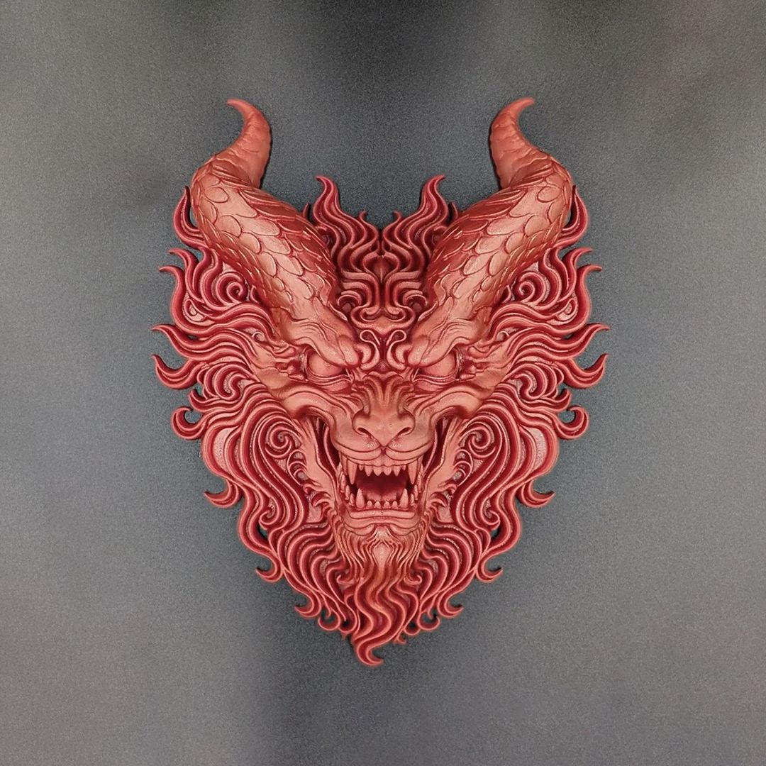 Detailreiche Wandmaske eines gehörnten Drachen mit flammenartiger Mähne, PrintHero