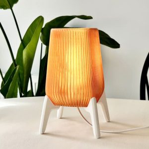 Tischlampe mit gerippter Textur auf schlanken Füßen, PrintHero