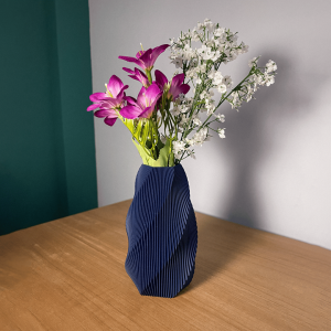 Vase mit gedrehter Wellenstruktur und sechseckiger Basis, PrintHero