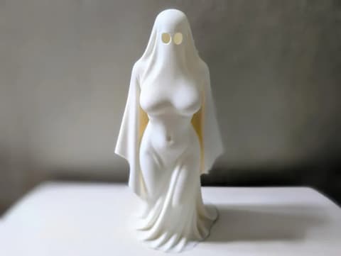 Kunstvolle Geisterfigur mit fließendem Schleiergewand, PrintHero