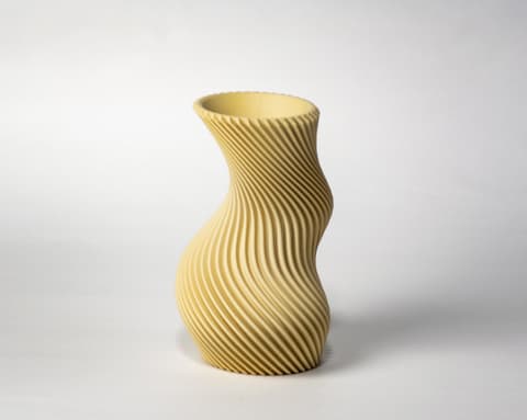 Organisch geschwungene Vase mit feiner vertikaler Rillenstruktur, PrintHero