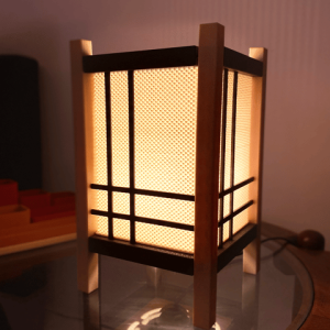 Tischlampe im japanisch inspirierten Laternen-Stil mit Holzoptik-Rahmen, PrintHero