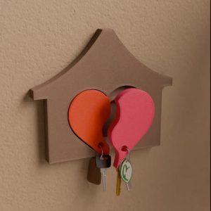 Wandhalter in Hausform mit zwei ineinandergreifenden Herz-Schlüsselanhängern, PrintHero