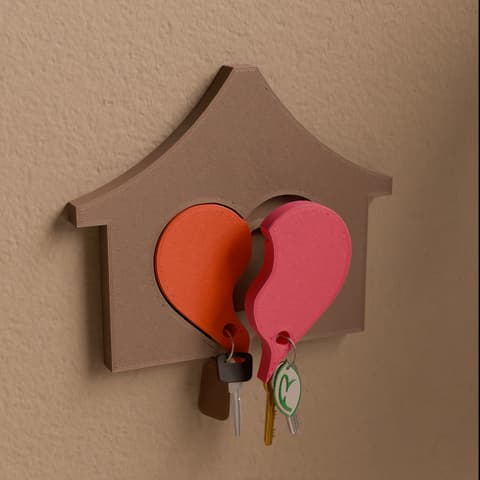 Wandhalter in Hausform mit zwei ineinandergreifenden Herz-Schlüsselanhängern, PrintHero
