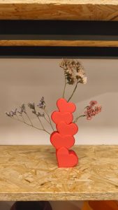 Herz-Vase aus gestapelten Herzformen