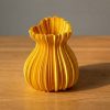 Vase mit herzförmiger Öffnung und vertikaler Rippenstruktur, PrintHero