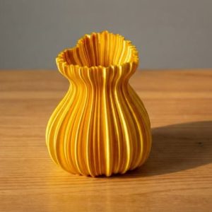 Vase mit herzförmiger Öffnung und vertikaler Rippenstruktur, PrintHero