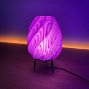 Tischlampe mit gedrehter, organischer Rillenstruktur auf Holzfüßen, PrintHero