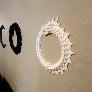 Runde Wanddekoration in Form eines stilisierten Drachen, der sich selbst in den Schwanz beißt, PrintHero
