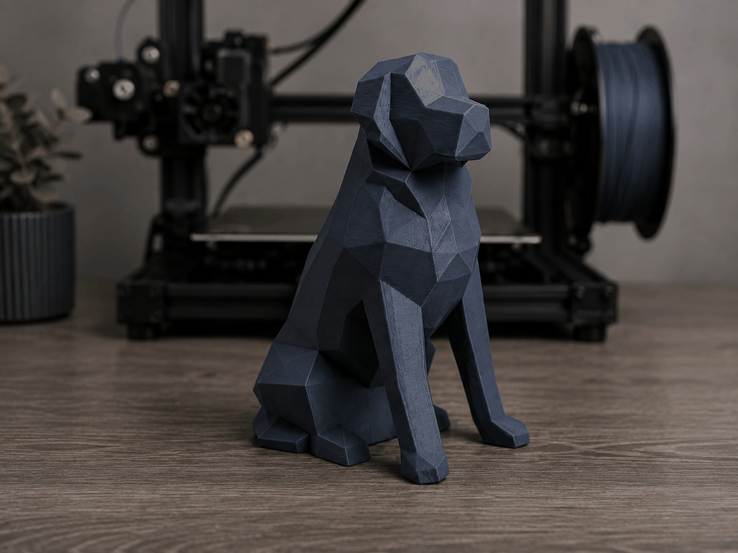 Geometrische Low-Poly-Hundefigur in sitzender Pose, PrintHero