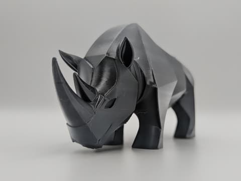 Geometrische Nashorn-Skulptur mit facettierter Low-Poly-Form, PrintHero
