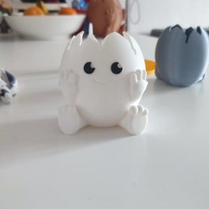 Sitzende Eierfigur mit süßem Gesicht als kleiner Pflanztopf, PrintHero
