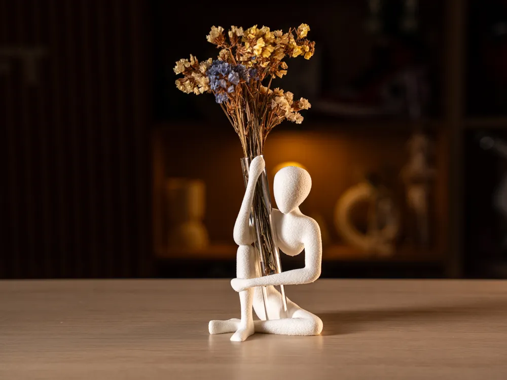 Abstrakte NObody-Figur, die eine kleine Blumenvase hält, PrintHero
