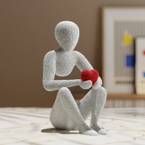 Figur mit rotem Herz in den Händen, PrintHero