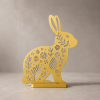 Osterhase-Silhouette mit floralem Scherenschnitt-Muster auf Sockel, PrintHero