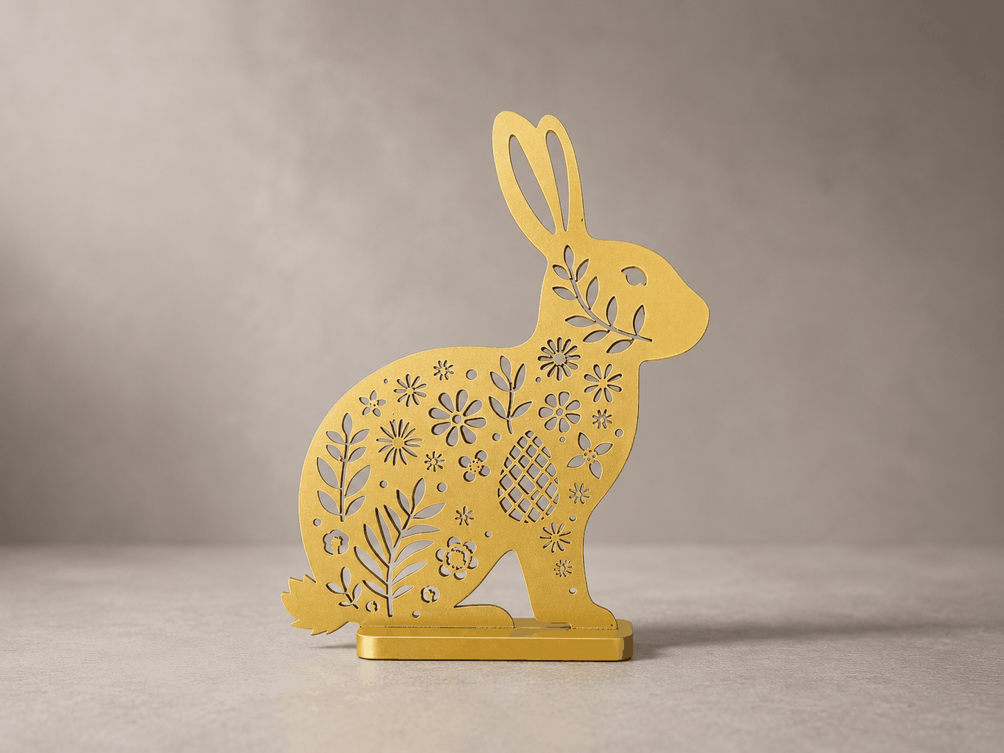 Osterhase-Silhouette mit floralem Scherenschnitt-Muster auf Sockel, PrintHero