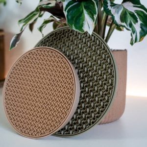 Zwei Pflanzenuntersetzer mit feiner Gyroid-Drainagestruktur, PrintHero