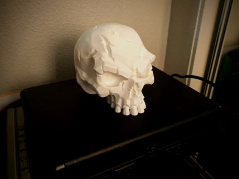 Totenkopf-Deko mit narbiger, kampfgezeichneter Oberflächenstruktur, PrintHero