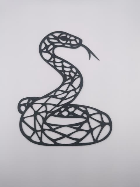 2D-Wandbild einer geringelten Schlange im Low-Poly-Stil, PrintHero