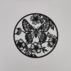 2D-Wandbild eines Schmetterlings umrahmt von Blumen, PrintHero