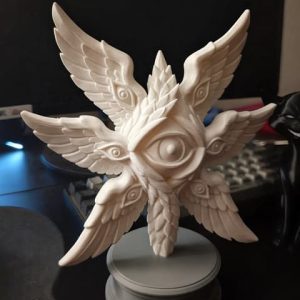 Detailreiche Seraphim-Statue mit geschichteten Flügeln und Sockel, PrintHero