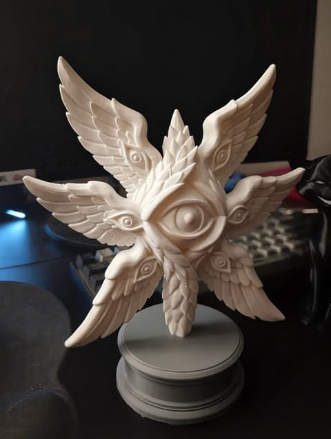 Detailreiche Seraphim-Statue mit geschichteten Flügeln und Sockel, PrintHero