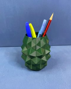 Stiftebecher facettiert im Low-Poly-Stil