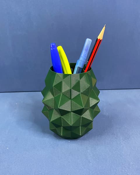 Stiftebecher mit facettierter Low-Poly-Struktur, PrintHero