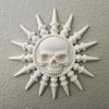 Gothic Wanddekoration mit Totenkopf-Zentrum und strahlenförmigen Knochenspitzen, PrintHero