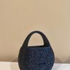 Handtasche mit tribal-artigem Reliefmuster und Henkel, PrintHero