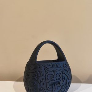 Handtasche mit tribal-artigem Reliefmuster und Henkel, PrintHero