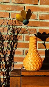 Vase Rayo mit Zickzack-Rillenstruktur