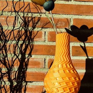 Bauchige Vase mit Zickzack-Rillenstruktur, inspiriert von einem Blitz, PrintHero