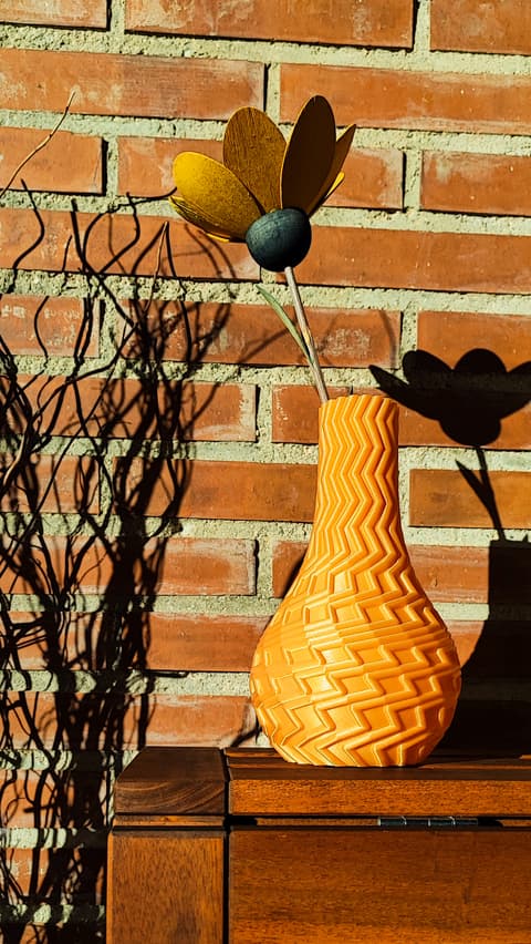 Bauchige Vase mit Zickzack-Rillenstruktur, inspiriert von einem Blitz, PrintHero