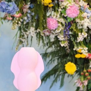 Vase mit geschwungener, an einen Schmetterling erinnernder Silhouette und Rillenstruktur, PrintHero