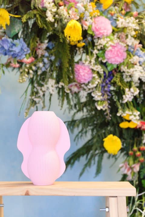 Vase mit geschwungener, an einen Schmetterling erinnernder Silhouette und Rillenstruktur, PrintHero