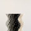 Schlanke Einzelblumen-Vase mit dornenartiger Facettenstruktur, PrintHero