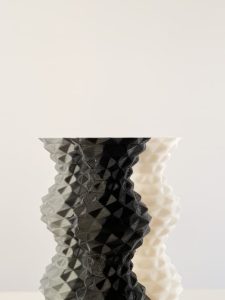 Vase Spike mit dornenartiger Facettenstruktur