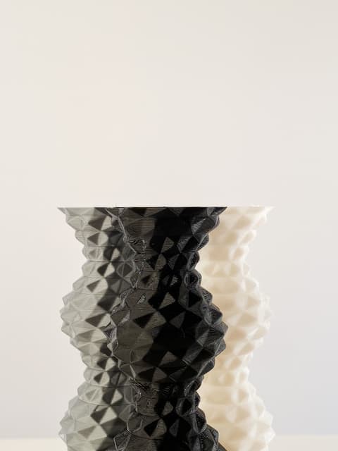 Schlanke Einzelblumen-Vase mit dornenartiger Facettenstruktur, PrintHero