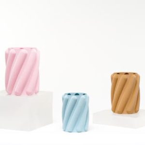 Zylindrische Vase mit verdrehter, strähnenartiger Struktur, PrintHero